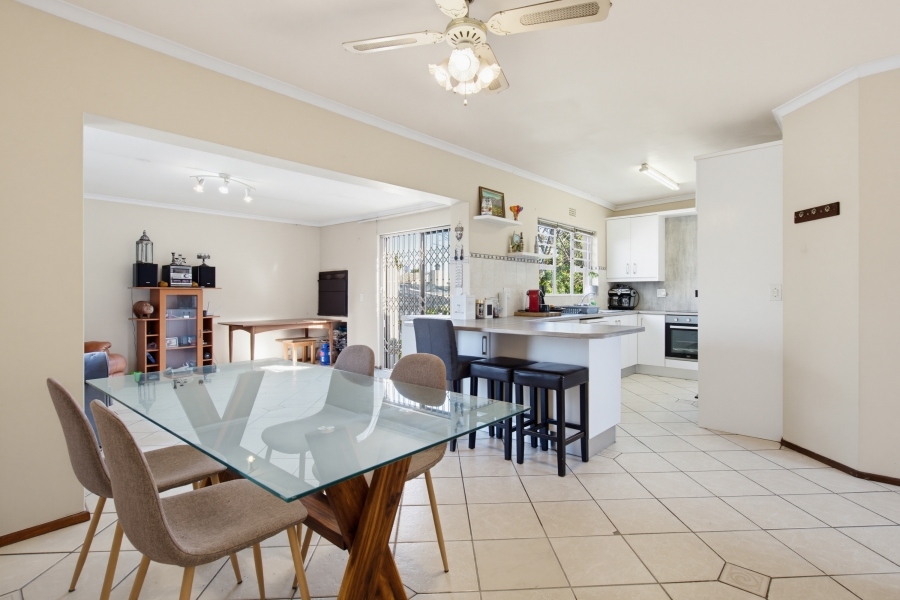 4 Bedroom Property for Sale in Vredekloof East Western Cape